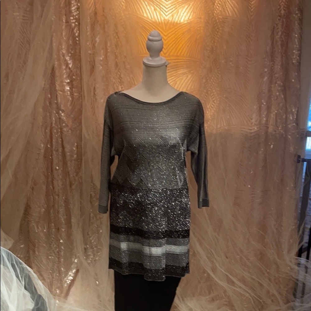 Shimmery 3/4 sleeve top in shades of black/silver